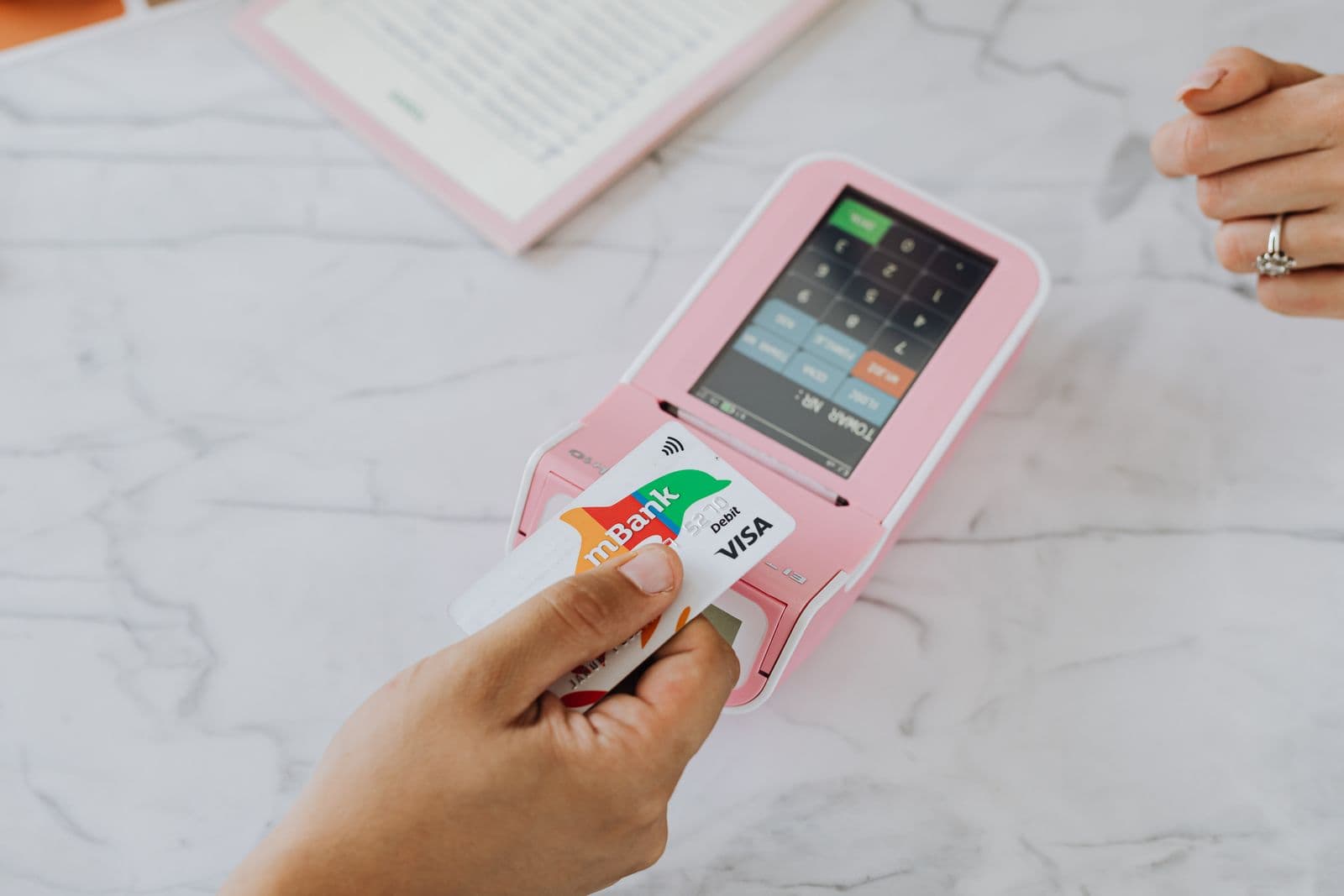 Paying securely with a card on a portable payment terminal